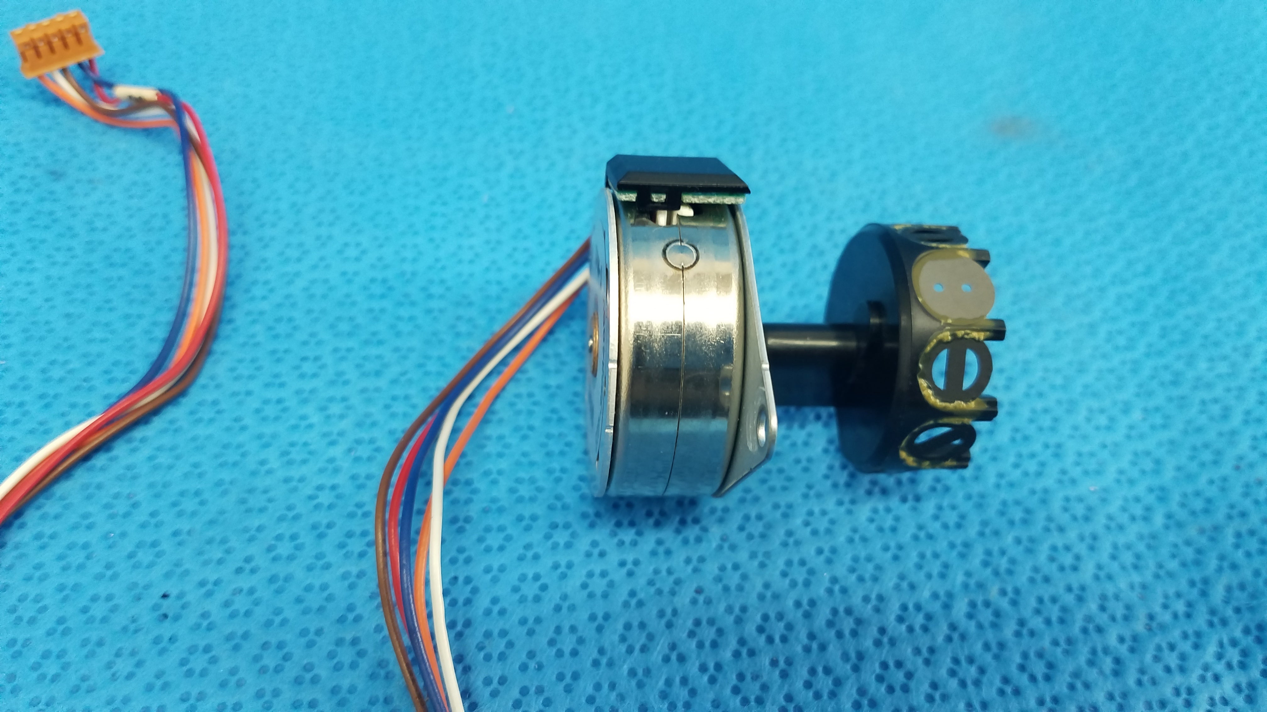 Load image into Gallery viewer, Seiko Epson STP-35N148SV Internal Shutter Stepper Motor Assembly For Topcon TRC-NW6S Retinal Camera