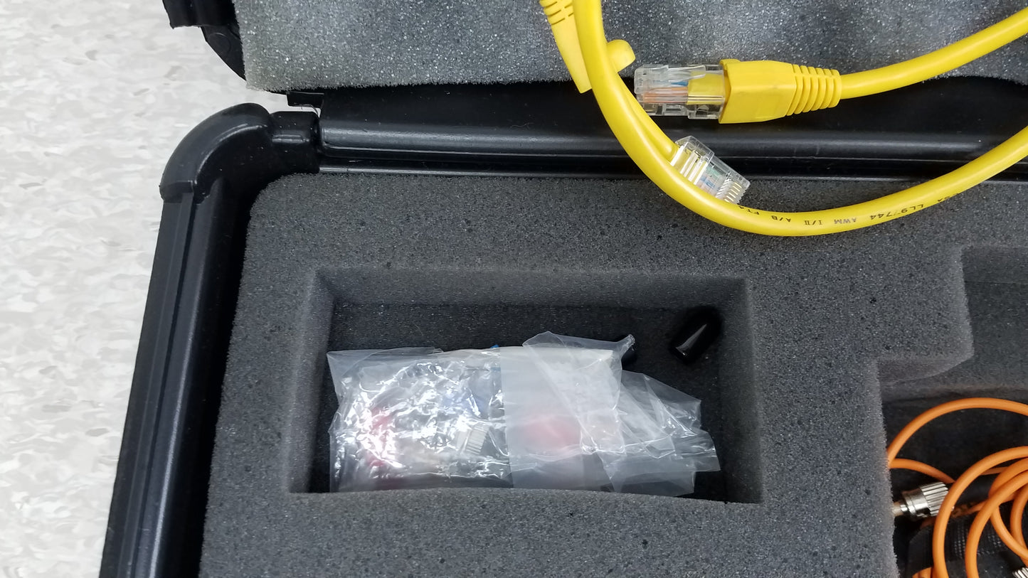 Fluke Networks FOS 850/1300 Fiber Optic Source With Cables & Case