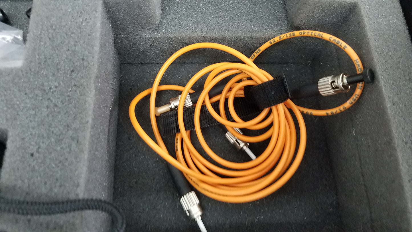 Fluke Networks FOS 850/1300 Fiber Optic Source With Cables & Case