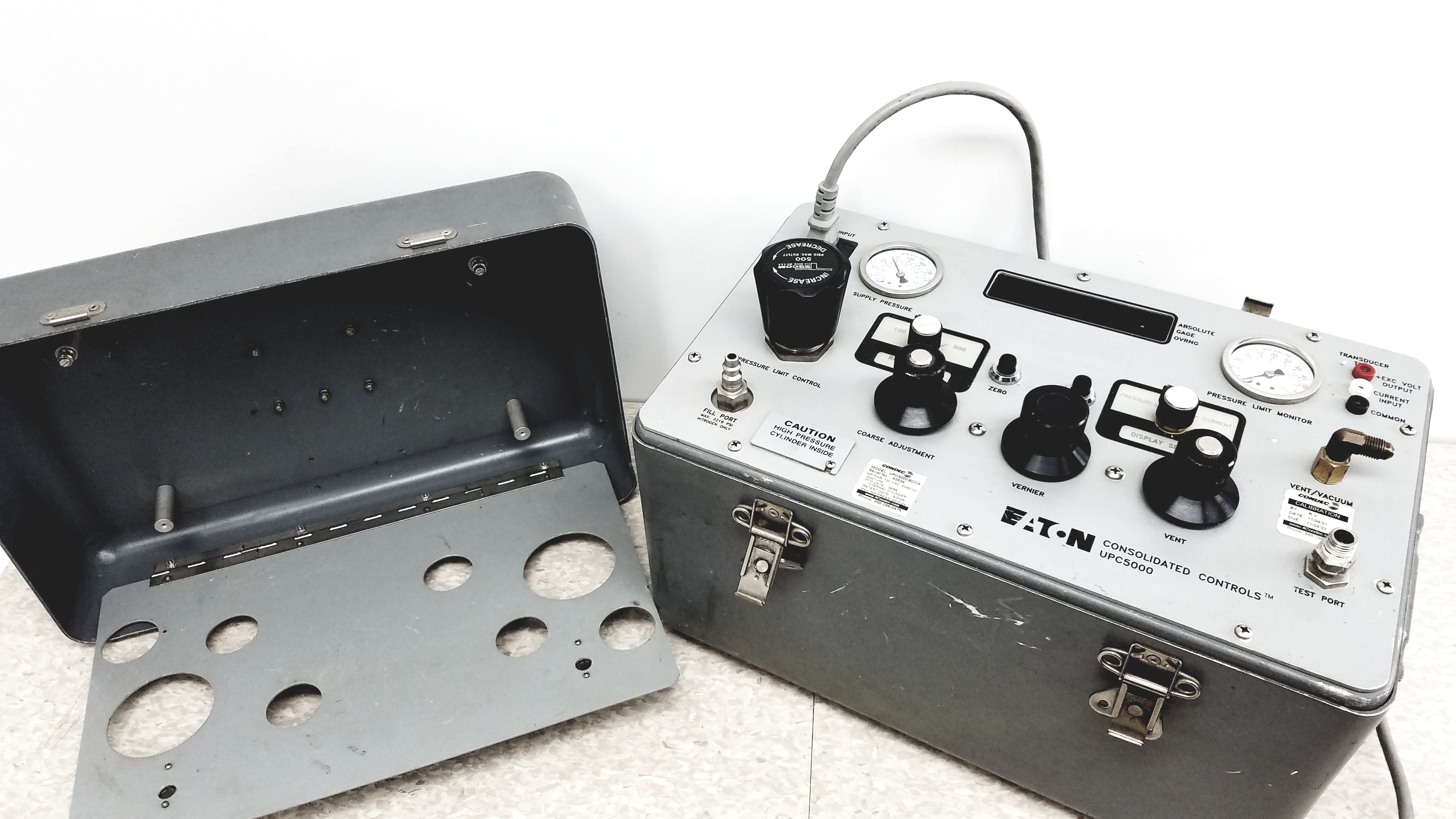 Load image into Gallery viewer, Eaton UPC5000 Consolidated Controls Pressure Calibration Standard With Case