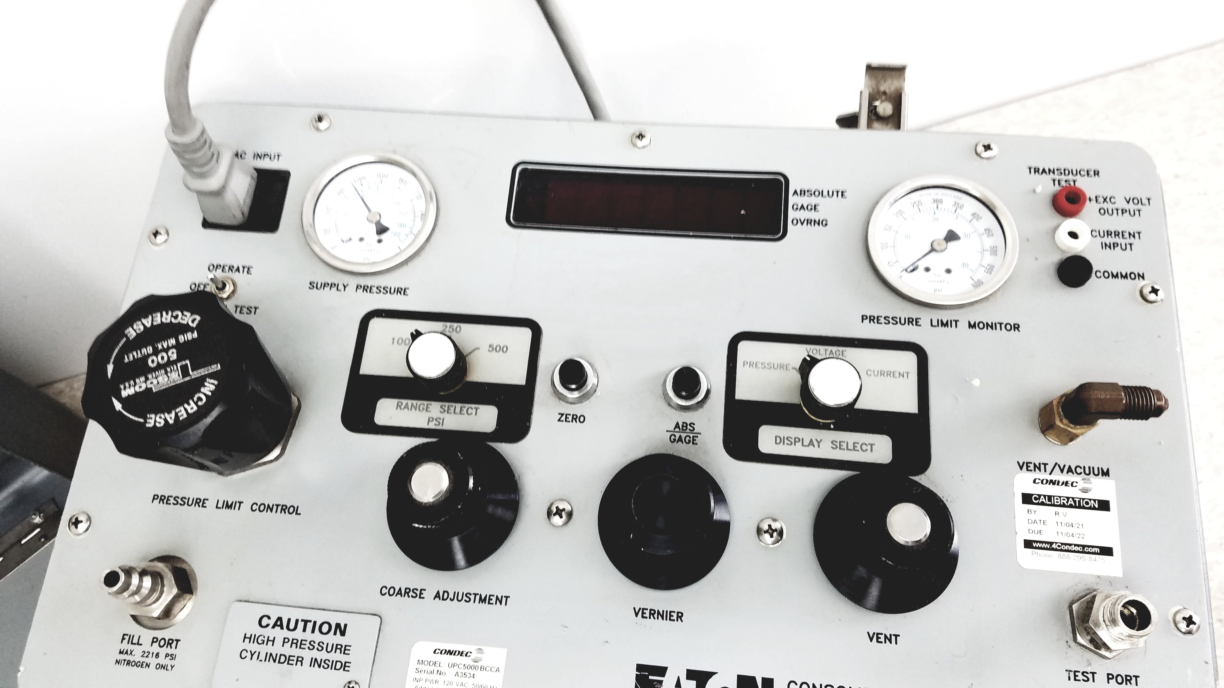 Load image into Gallery viewer, Eaton UPC5000 Consolidated Controls Pressure Calibration Standard With Case