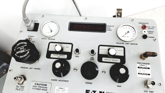 Eaton UPC5000 Consolidated Controls Pressure Calibration Standard With Case