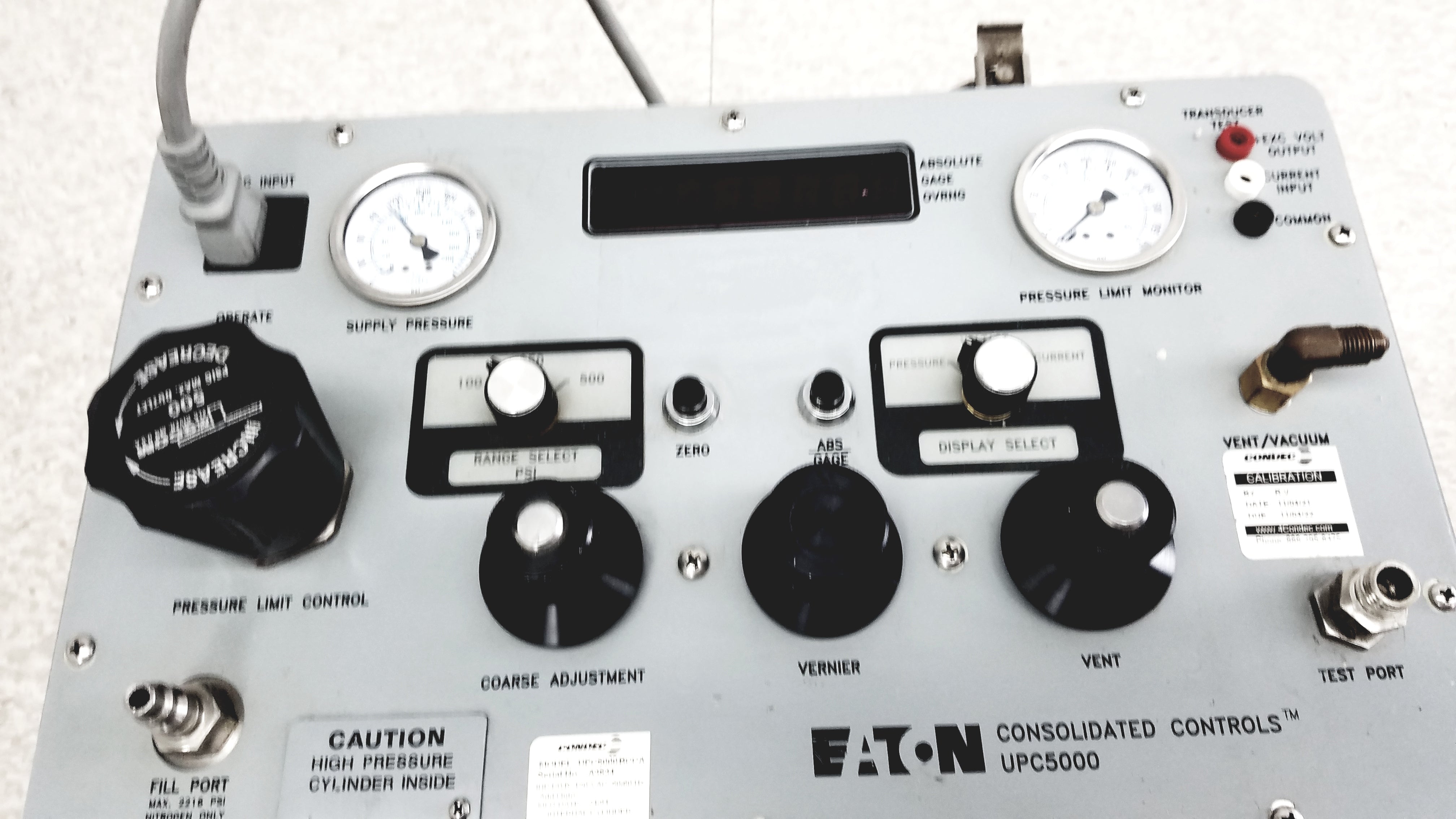 Load image into Gallery viewer, Eaton UPC5000 Consolidated Controls Pressure Calibration Standard With Case
