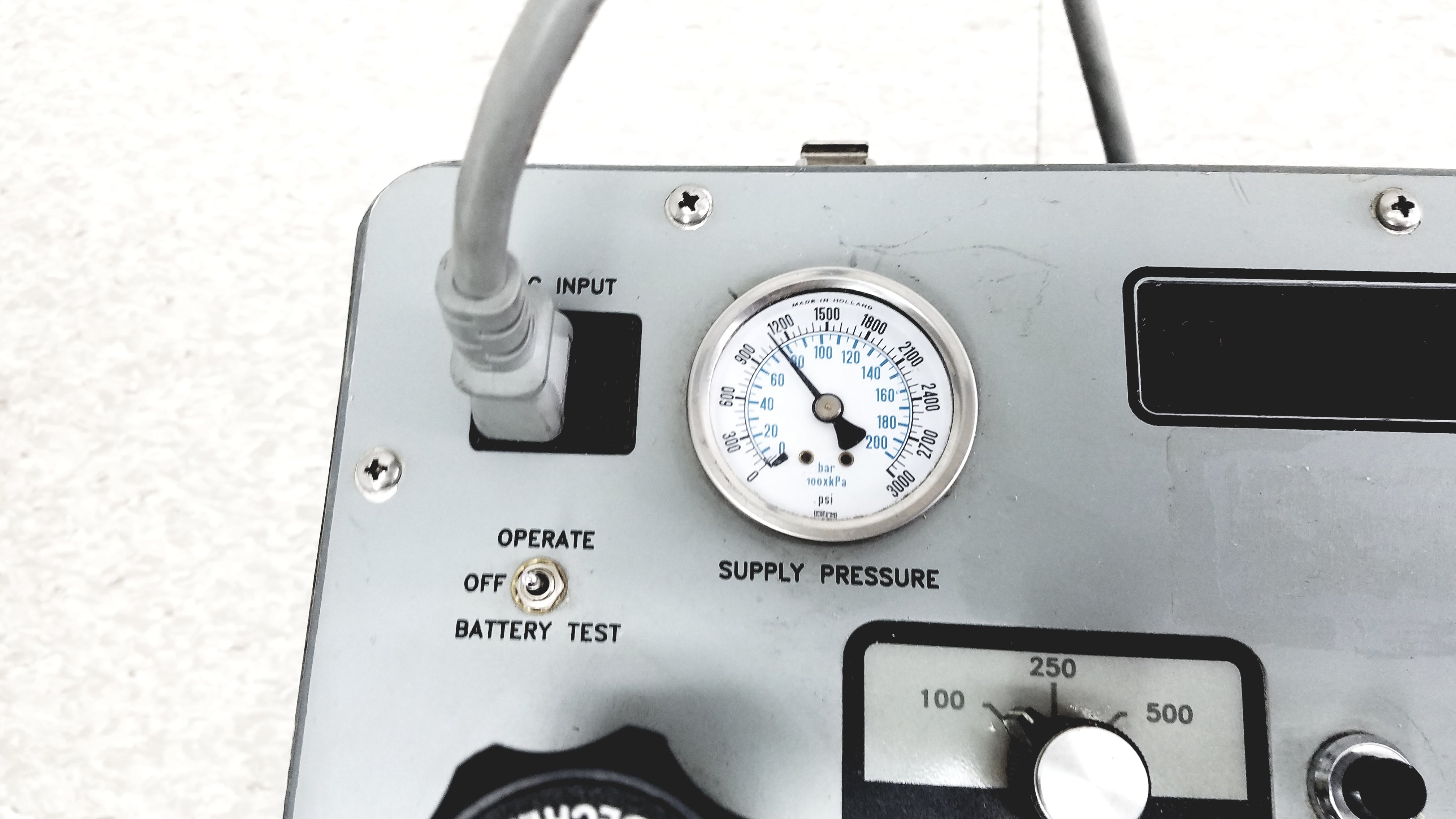 Load image into Gallery viewer, Eaton UPC5000 Consolidated Controls Pressure Calibration Standard With Case
