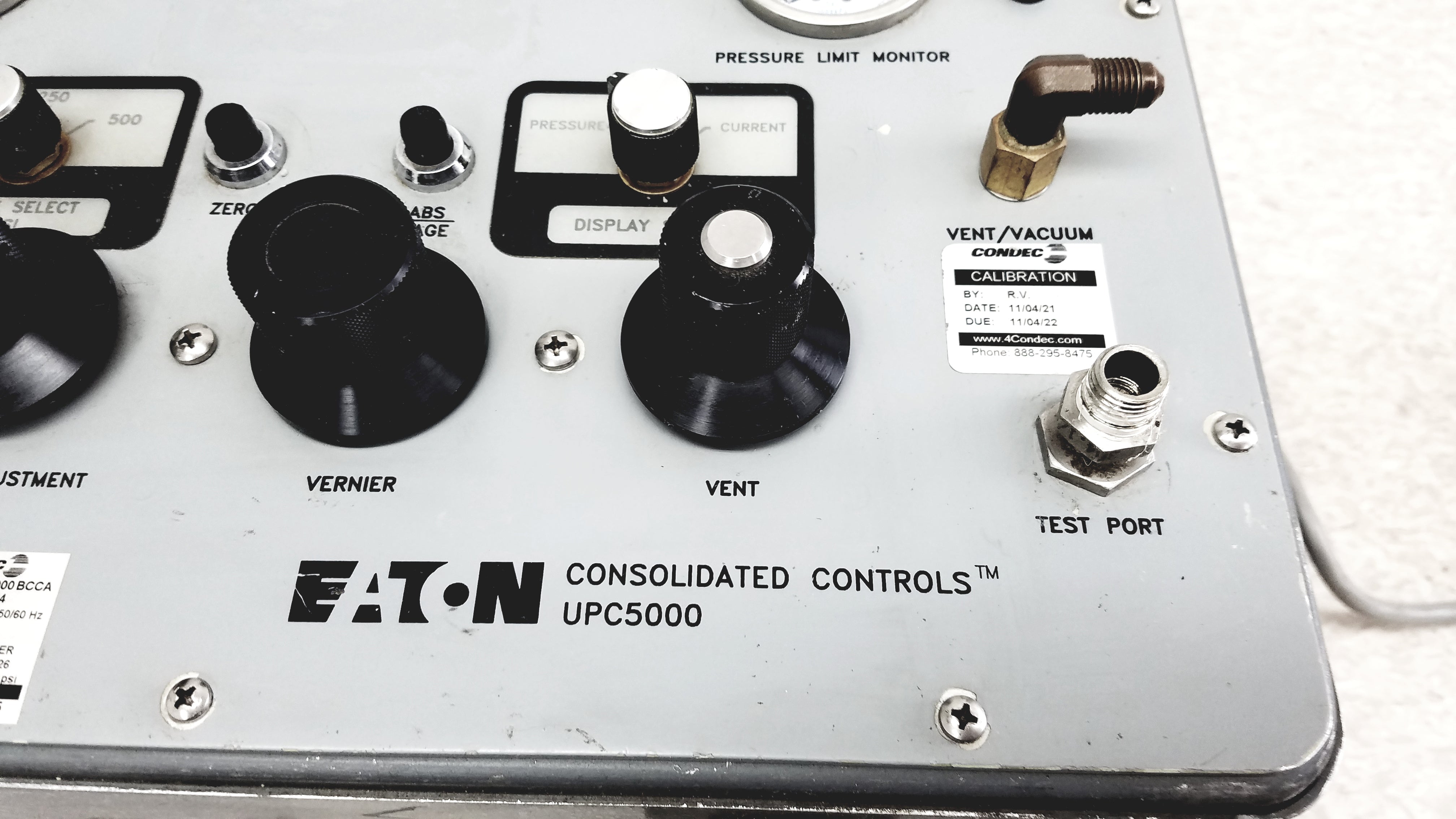 Load image into Gallery viewer, Eaton UPC5000 Consolidated Controls Pressure Calibration Standard With Case