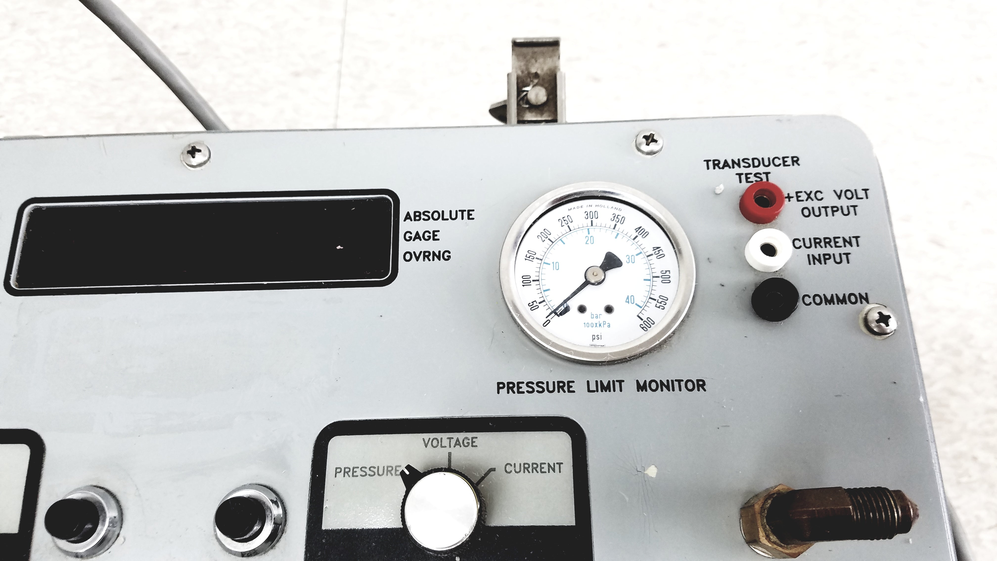 Load image into Gallery viewer, Eaton UPC5000 Consolidated Controls Pressure Calibration Standard With Case