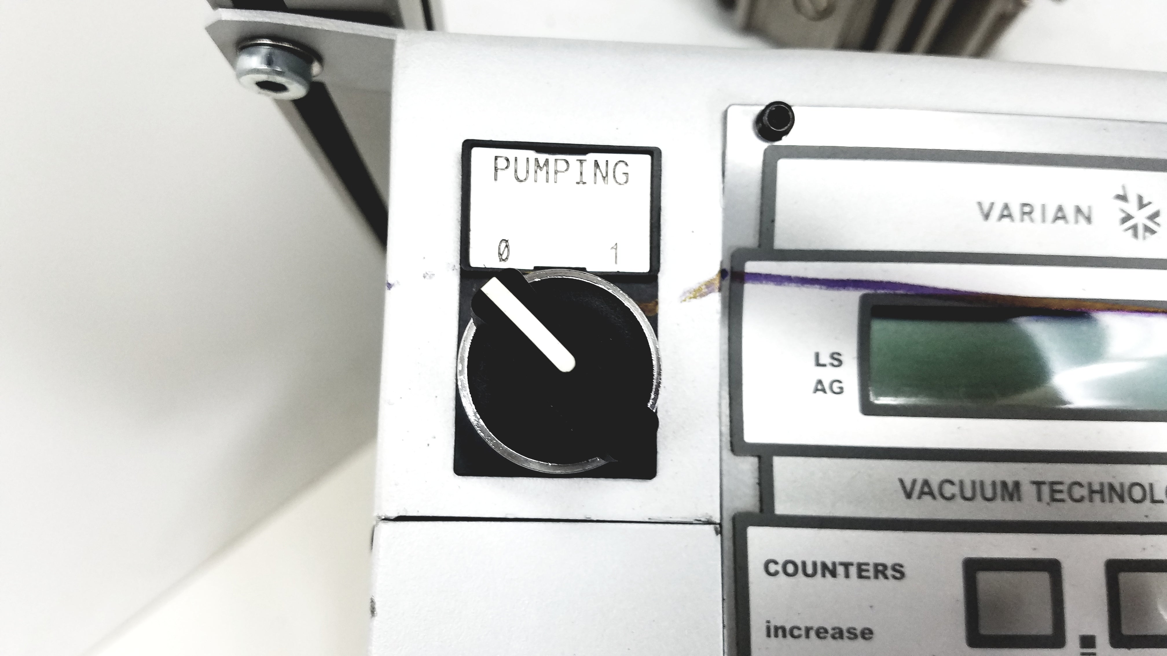 Load image into Gallery viewer, Varian Turbo-V 301-AG Navigator Vacuum Pump System With Agilent IDP15 Dry Scroll Pump &amp; Cart