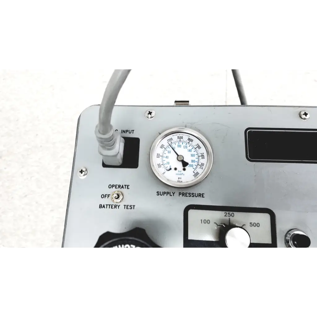 Silver metallic pressure gauge with black needle on gray panel for eaton upc5000 pressure calibration standard