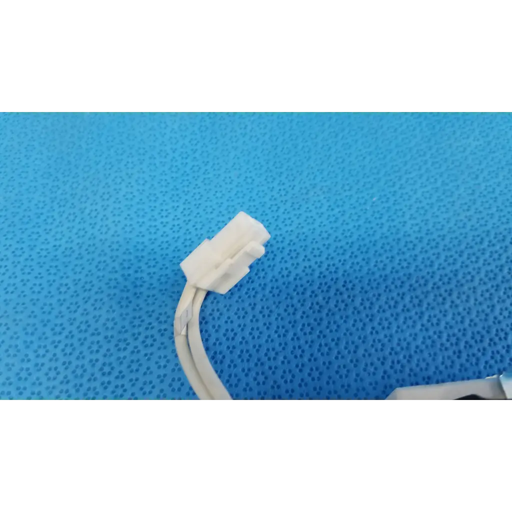 White plastic connector with bundled white cable for ceramic power resistor in fundus retinal camera use
