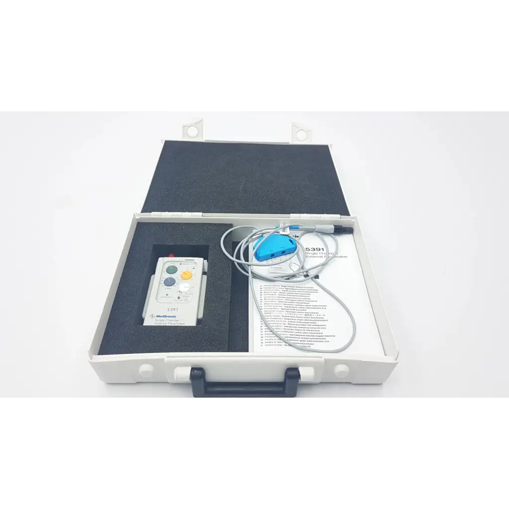 White medtronic 5391 single chamber external pacemaker case with control unit and blue electrode pad with cables
