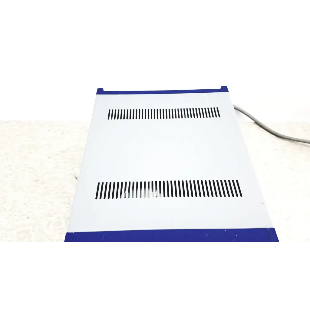Physik instrumente e-501 white and blue rectangular channel servo controller with black ventilation slits and lvpzt amplifier system