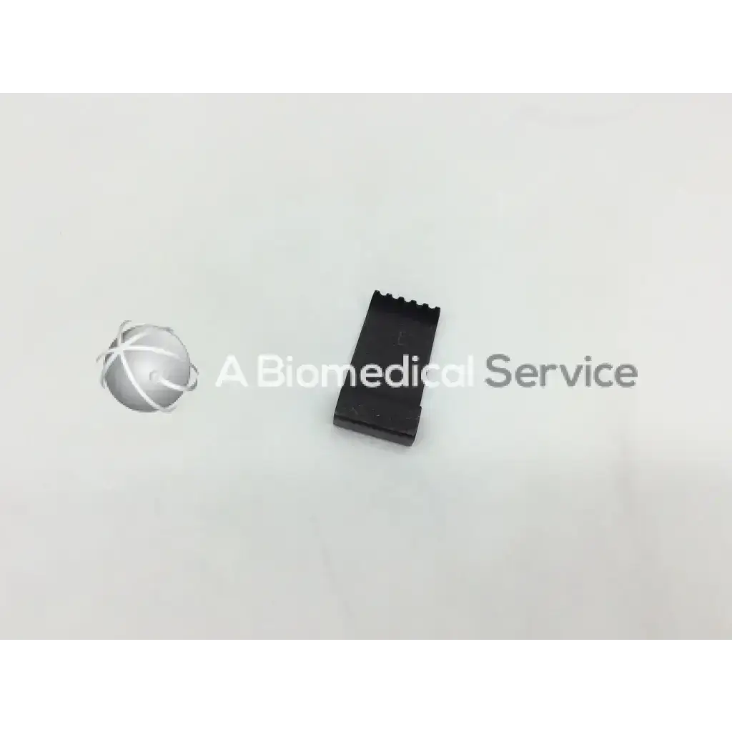 Black rectangular plastic retractor blade with serrated edge for mueller nl9702-011 retractor blade use