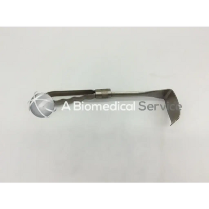Stainless steel mueller su3462 kelly richardson retractor with a curved angled blade and textured handle