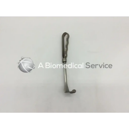 Silver mueller su3472 retractor with textured handle and curved blade for surgical use made of stainless steel