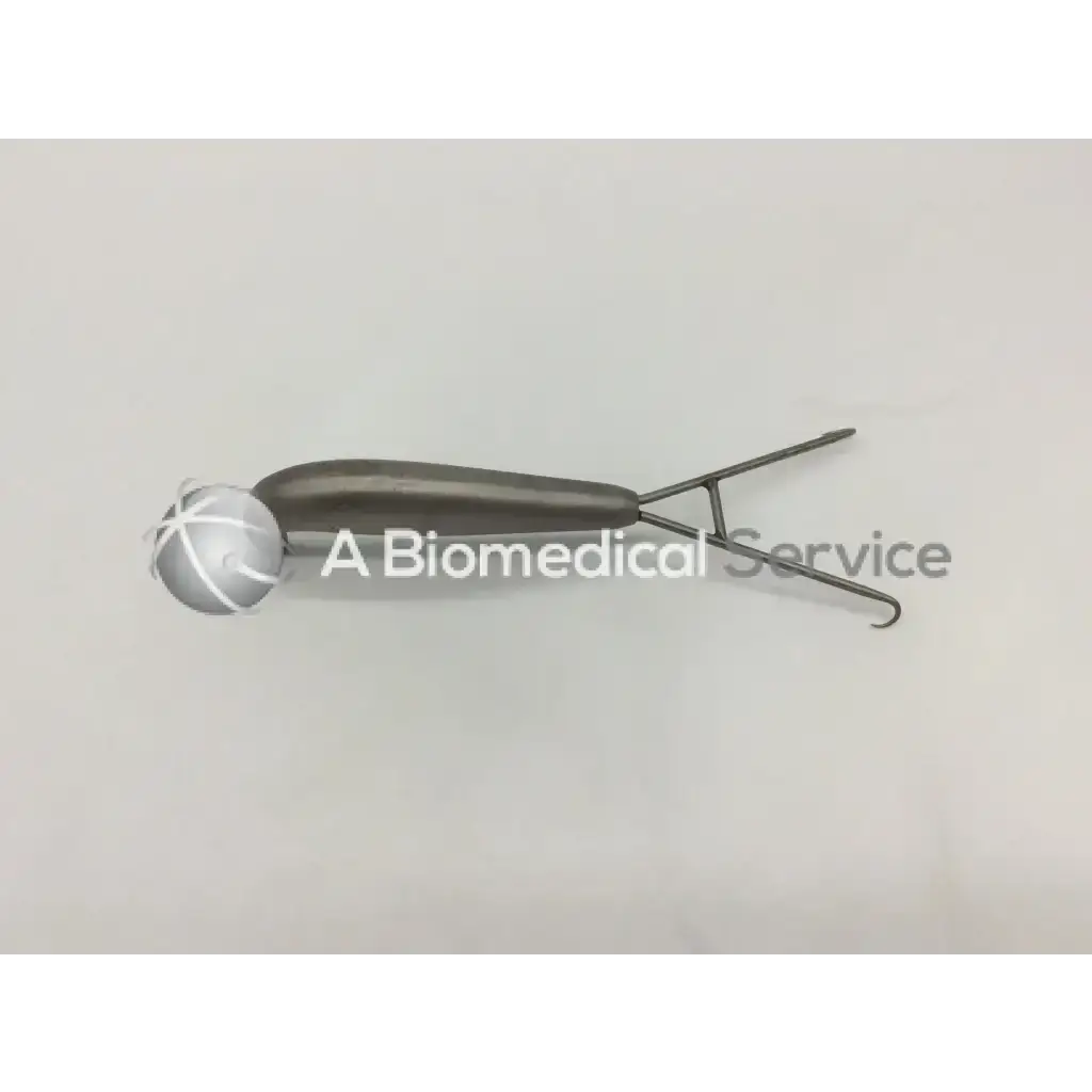 Silver mueller su3600 berens retractor with rounded handle and curved metal arms for surgical use