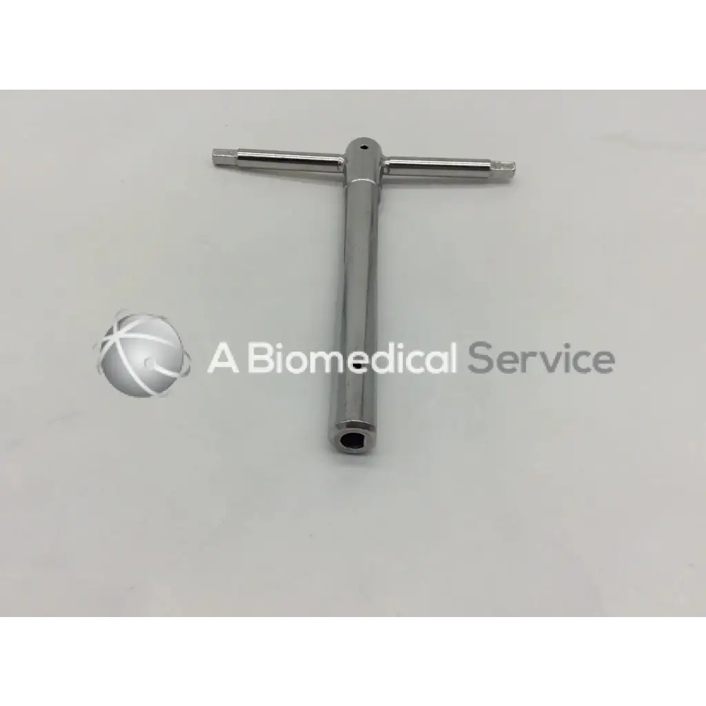 Silver t-wrench for bone screw ad5-147 with polished metallic finish and two perpendicular shafts for screw ad5-147 121322sm