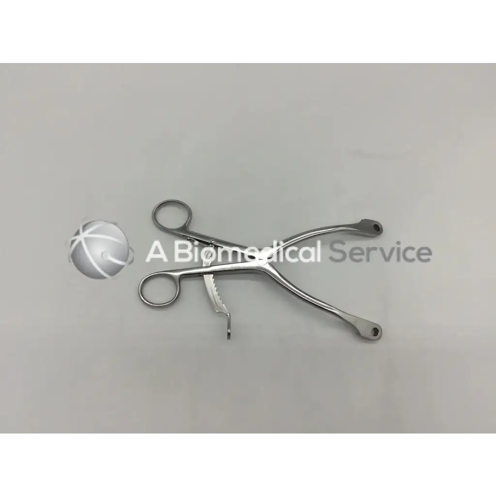 Stainless steel kolbel retractor ring handle with curved serrated cutting edge for precise surgical clamping