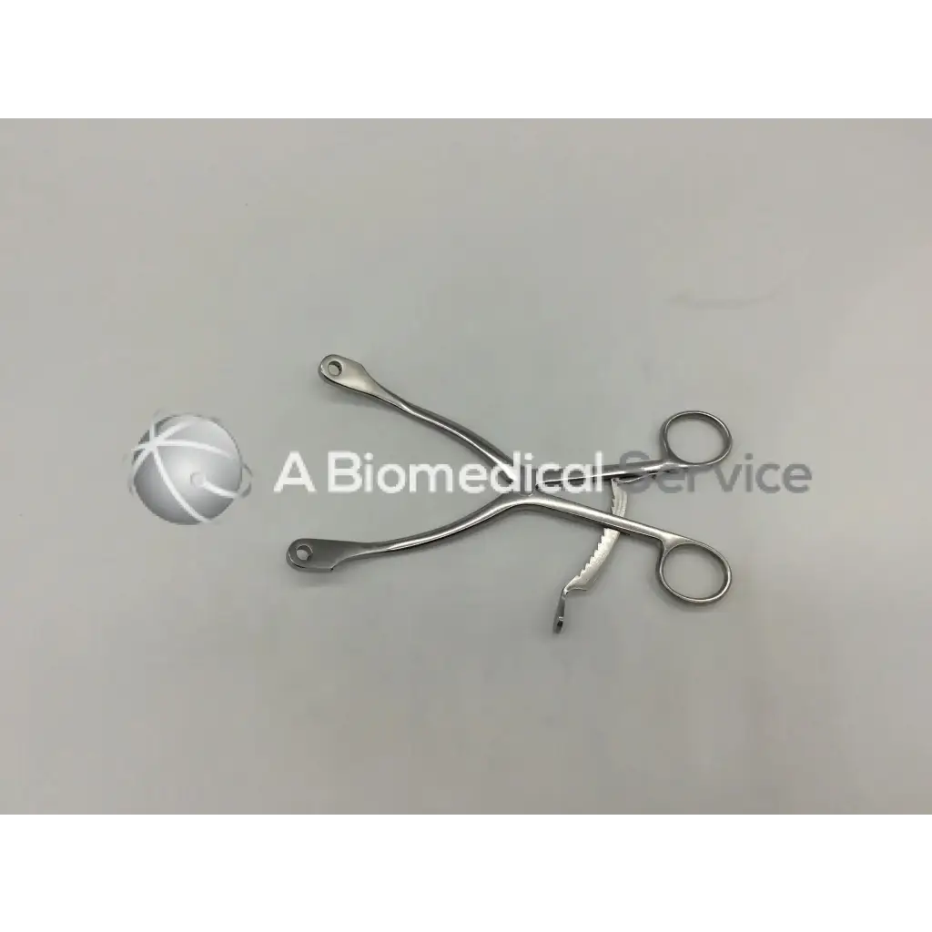 Stainless steel kolbel retractor ring handle with curved serrated jaws for precision surgical clamping