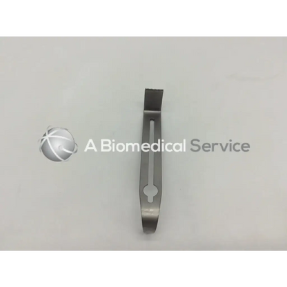 Silver surgical center retractor blade with serrated edge and keyhole cutout for precise tissue exposure by Jarit 205-542